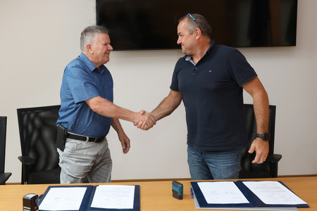 Semafor pri KD  podpis pogodbe 06 Foto Ljubo Vukelič